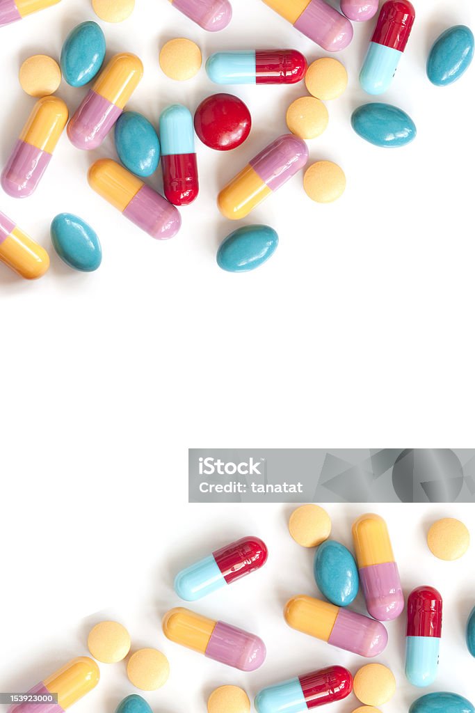 Красочные таблетки таблетки на белом фоне - Стоковые фото Антибиотик роялти-фри