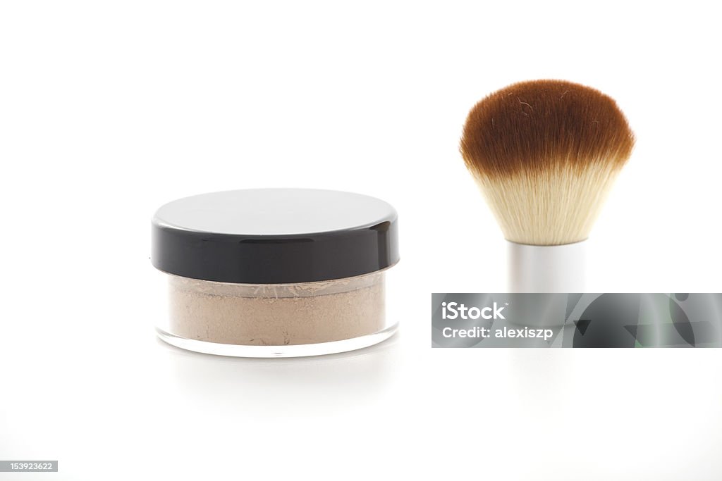 Cepillo maquillador con polvo - Foto de stock de Cepillo maquillador libre de derechos