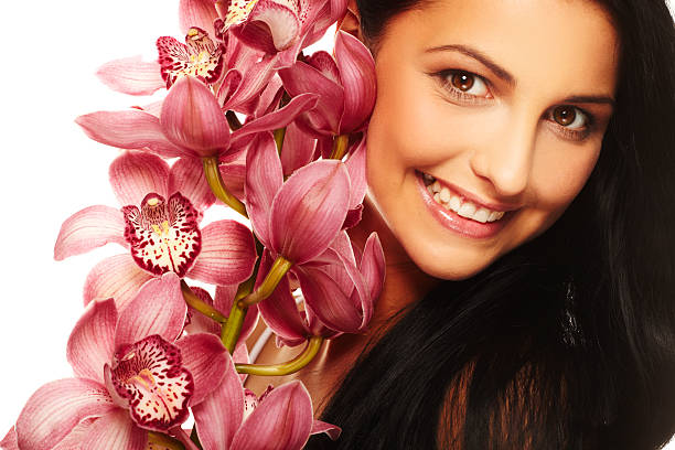 Sonriente niña con la flor de Niza - foto de stock