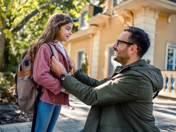 vater bringt seine tochter zur schule - preschool father offspring child stock-fotos und bilder