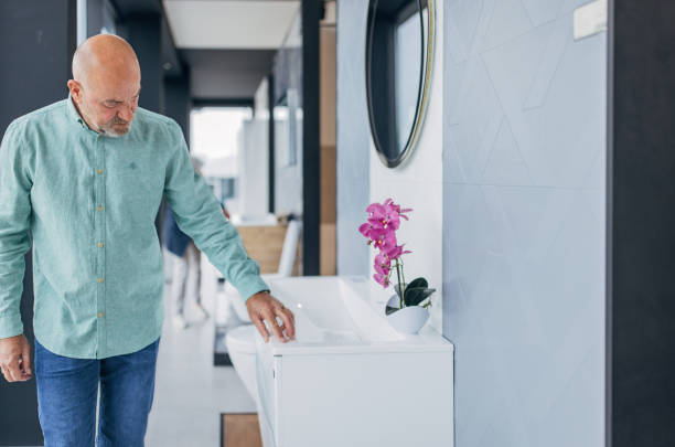 istock Man in bathroom showroom 1539395869