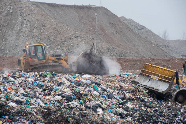 scaricare rifiuti urbani. - leachate foto e immagini stock