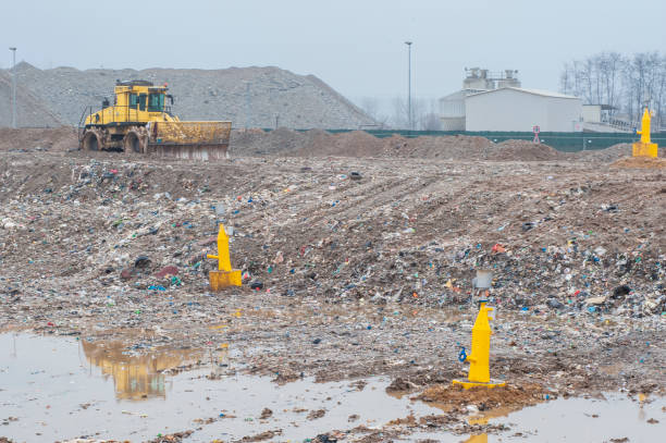 scaricare rifiuti urbani. biogas. - leachate foto e immagini stock