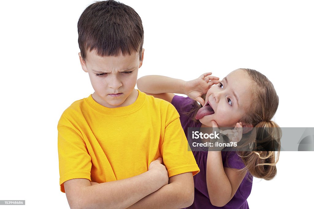 Chica burlándose de niño aislado - Foto de stock de Acoso escolar libre de derechos