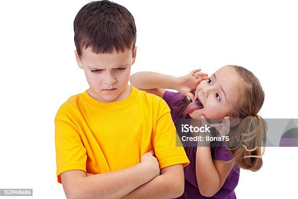 Chica Burlándose De Niño Aislado Foto de stock y más banco de imágenes de Acoso escolar - Acoso escolar, Angustiado, Ansiedad