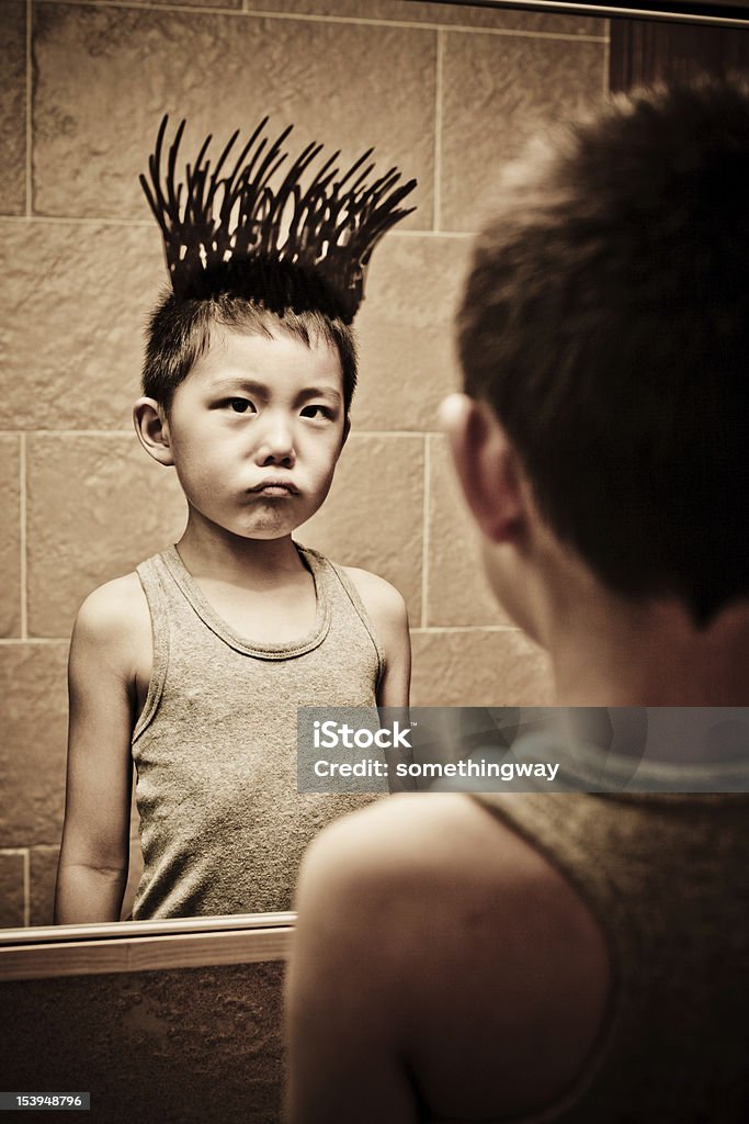 Little boy's graffiti en el espejo del baño - Foto de stock de 4-5 años libre de derechos