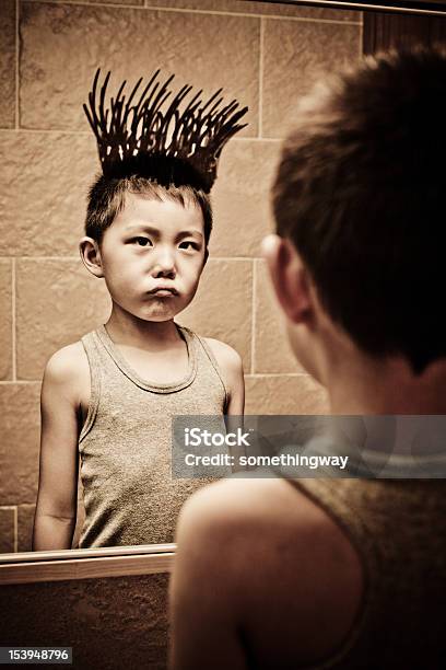 小さな男の子用のグラフィティはバスルームの鏡に - 1人のストックフォトや画像を多数ご用意 - 1人, 4歳から5歳, 6歳から7歳