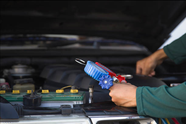 istock Car air conditioner check service, leak detection, fill refrigerant.Device and meter liquid cooling in the car by specialist technicians. 1539489958
