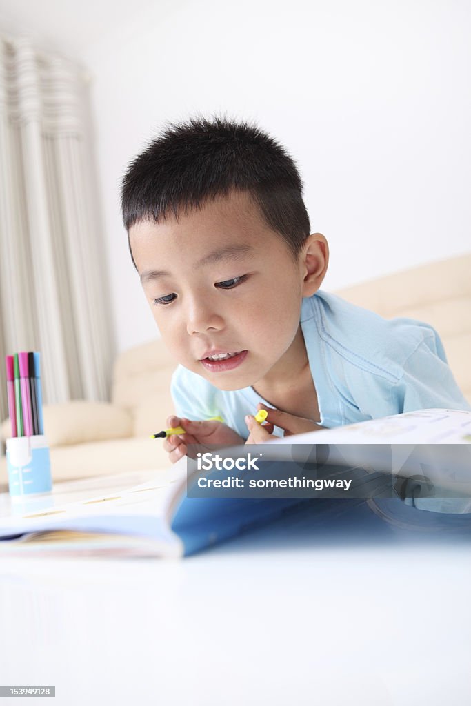 Ragazzo facendo i compiti - Foto stock royalty-free di Educazione di scuola materna