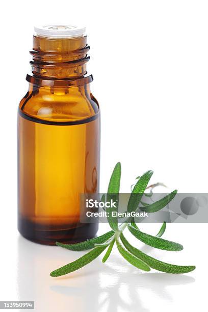 Flasche Ätherischen Ölen Mit Frischem Rosmarin Zweig Stockfoto und mehr Bilder von Aromatherapie