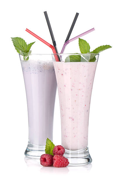 mûre smoothie framboise avec du lait et menthe - milk shake smoothie blackberry isolated photos et images de collection