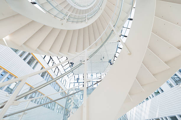 escalier en spirale dans le complexe de bureaux - staircase curve spiral staircase chrome photos et images de collection