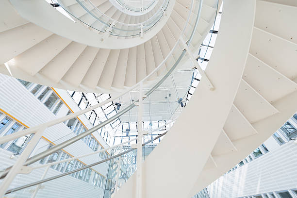 винтовая лестница в офисный комплекс - staircase curve spiral staircase chrome стоковые фото и изображения