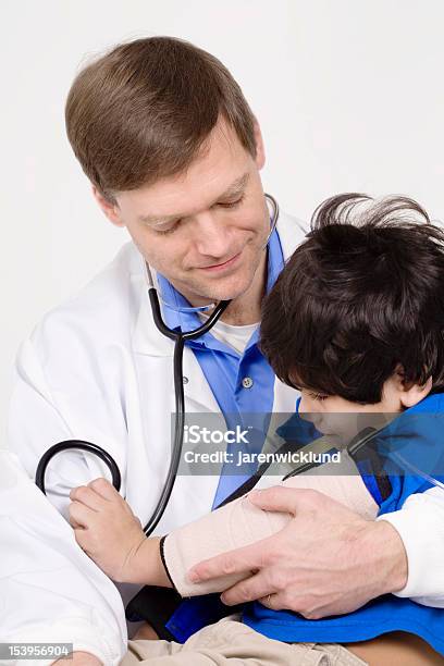 Foto de Médico Segurando Feridos Durante A Verificação Menino e mais fotos de stock de 4-5 Anos