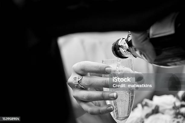 Kellner Gießen Champagner Stockfoto und mehr Bilder von Alkoholisches Getränk - Alkoholisches Getränk, Braut, Bräutigam