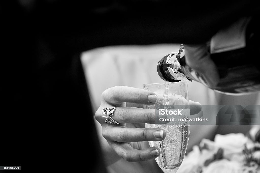 Официант разлив шампанского - Стоковые фото Алкоголь - напиток роялти-фри