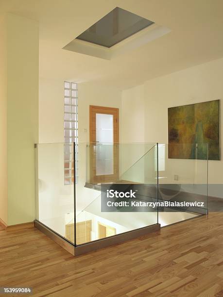 モダンなガラスの階段の廊下 - くつろぐのストックフォトや画像を多数ご用意 - くつろぐ, ガラス, スタイリッシュ
