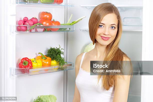 Escolher Alimentos No Frigorífico Produtos Hortícolas No Frigorífico - Fotografias de stock e mais imagens de Adulto