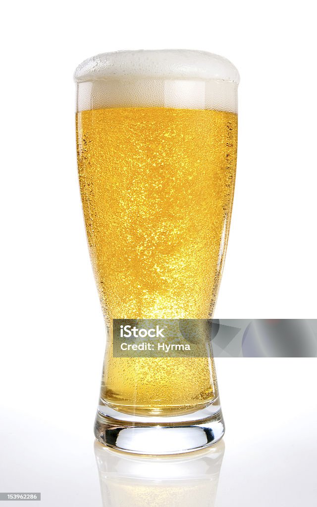 Szkło piwa na białym tle - Zbiór zdjęć royalty-free (Kieliszek)
