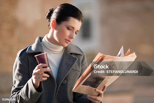 Periódico Y Café Foto de stock y más banco de imágenes de Abrigo - Abrigo, Actividad de fin de semana, Adulto