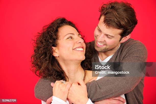 幸せなカップルの愛 - カップルのストックフォトや画像を多数ご用意 - カップル, 赤背景, 30代の女性