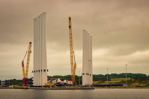 windkraftanlagen für den transport in einem hafen in cromarty, schottland - grand harbour stock-fotos und bilder