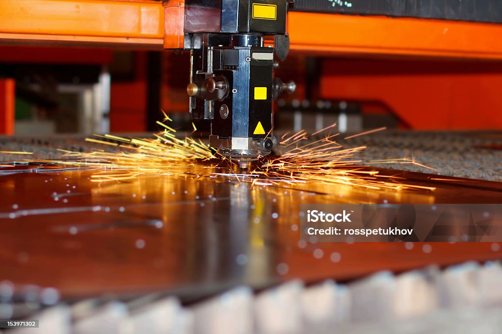 laser industriel avec étincelles - Photo de Laser libre de droits