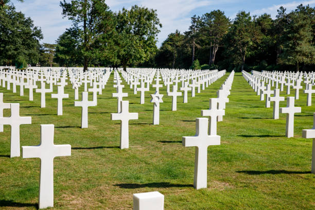 A beleza solene do Cemitério Americano da Normandia, homenageando bravos soldados que se sacrificaram durante a Segunda Guerra Mundial, evoca reverência e gratidão - foto de acervo