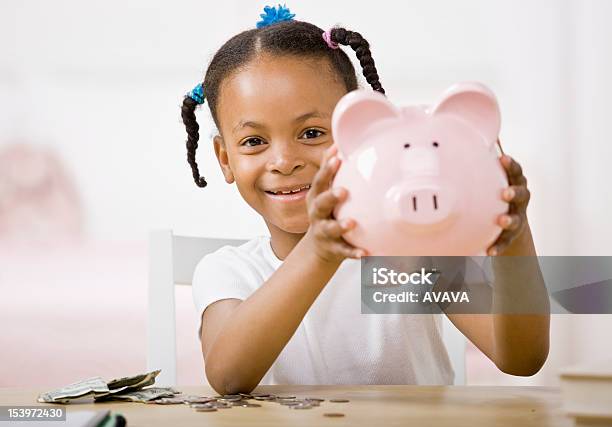 Foto de Responsável Garota Colocando Dinheiro Na Piggy Bank Para A Economia Futura e mais fotos de stock de Cofre de porquinho