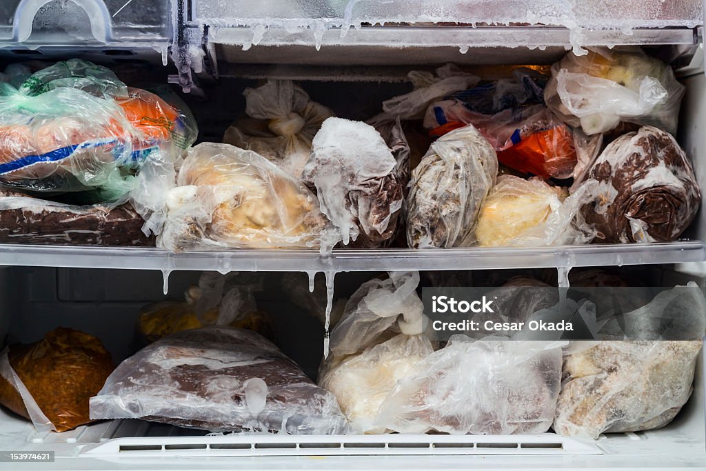 Generi alimentari congelati nel congelatore - Foto stock royalty-free di Cibo