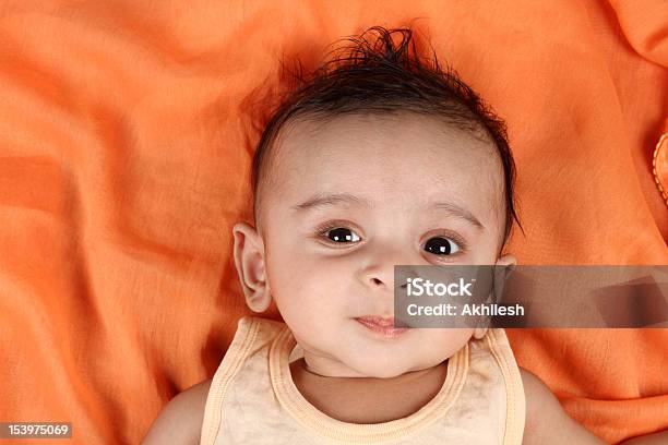 Bebê Menino Com Fundo Laranja - Fotografias de stock e mais imagens de Asiático e indiano - Asiático e indiano, Bebé, Beleza