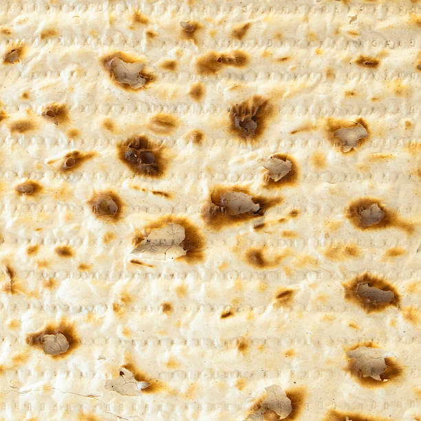 マッツォクラッカークローズアップ - matzo passover cracker judaism ストックフォトと画像