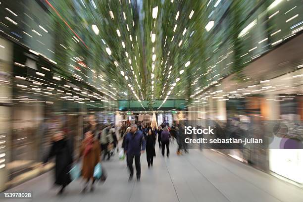 Работников В Mall В Мюнхене Движение Размытым С Объектива Xxxl — стоковые фотографии и другие картинки Аэропорт