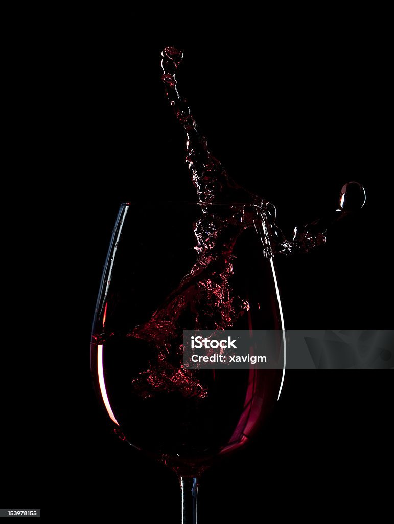 Vin rouge splash silhouette - Photo de Fond noir libre de droits