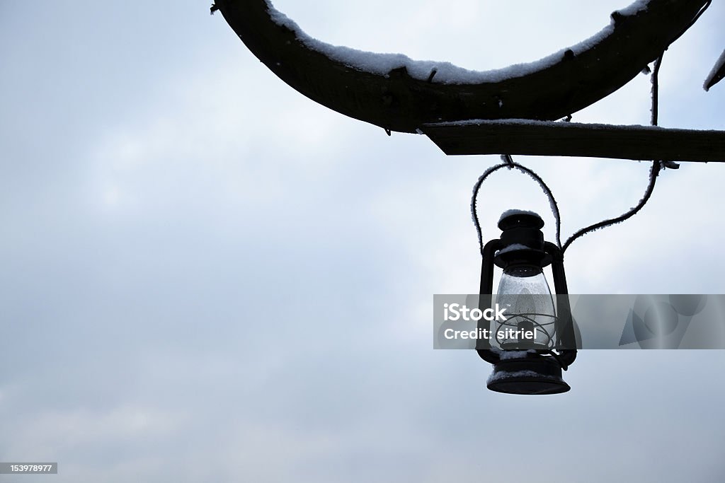 Stara lampa na drzewa zimą - Zbiór zdjęć royalty-free (Bez ludzi)
