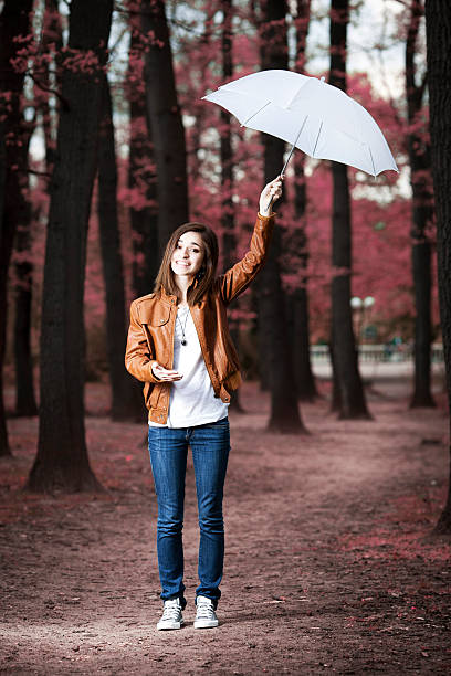 Bela Menina de Salto com Guarda-chuva - fotografia de stock