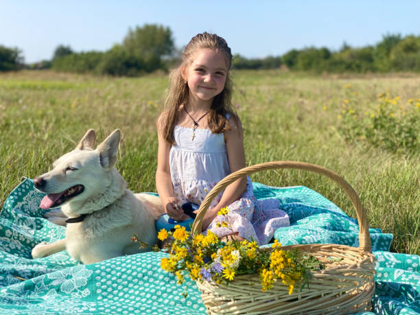 ritratto di un bambino con un cane nella campagna russa - russian ethnicity cold relaxation nature foto e immagini stock