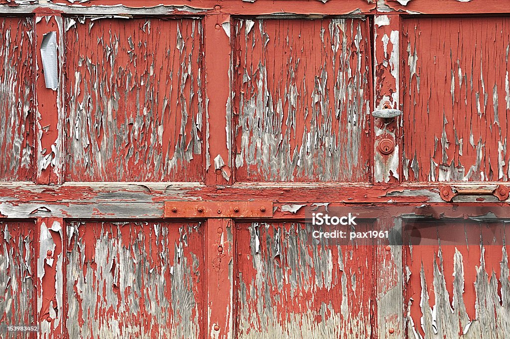 Vecchia vernice peeling dalla Porta garage - Foto stock royalty-free di Abbandonato