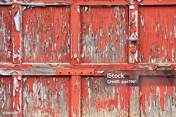 Vecchia Vernice Peeling Dalla Porta Garage - Fotografie stock e altre immagini di Abbandonato - Abbandonato, Accessibilità, Ambientazione esterna