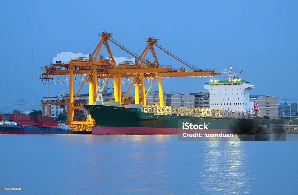 Грузовой Грузовой корабль контейнера - Стоковые фото Machinery роялти-фри