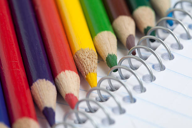 Kolorowe ołówki na Notes – zdjęcie