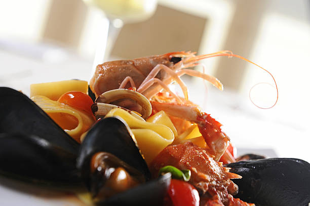 Pâtes italiennes avec des crevettes et des moules - Photo