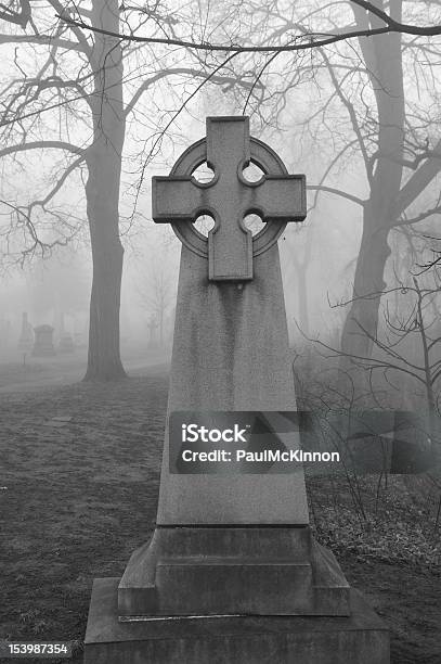 Cruz Celta Em Graveyard Com Nevoeiroweather Forecast - Fotografias de stock e mais imagens de Agoirento