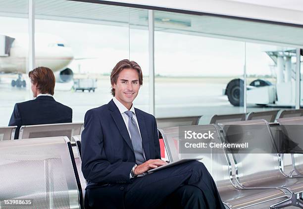 Porträt Von Lächelnd Geschäftsmann Warten In Flughafen Stockfoto und mehr Bilder von Flughafen