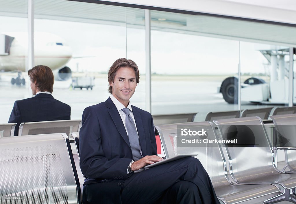 Retrato do empresário sorridente de espera no aeroporto - Foto de stock de Aeroporto royalty-free