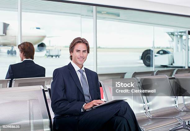 Foto de Retrato Do Empresário Sorridente De Espera No Aeroporto e mais fotos de stock de Aeroporto