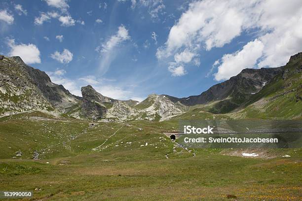 Photo libre de droit de En Venant Ditalie banque d'images et plus d'images libres de droit de Alpes européennes - Alpes européennes, Chaîne de montagnes, Ciel