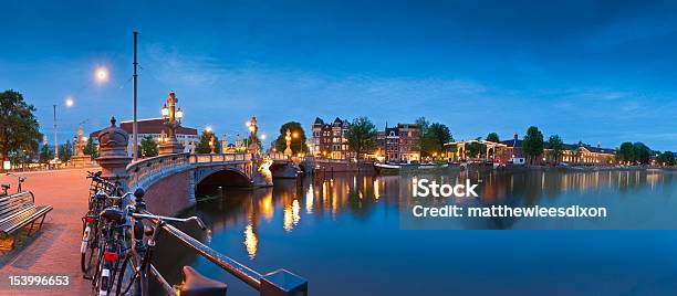 Blauwbrug Y Río Amstel Amsterdam Foto de stock y más banco de imágenes de Agua - Agua, Aire libre, Anochecer