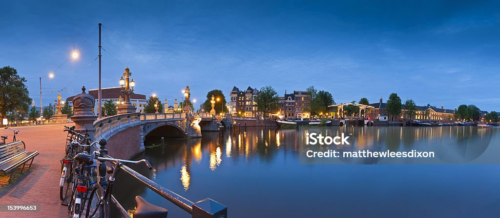 Blauwbrug i Rzeka Amstel, Amsterdam - Zbiór zdjęć royalty-free (Amsterdam)