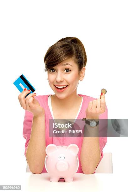 Foto de Mulher Com Piggy Bank e mais fotos de stock de Cartão de crédito - Cartão de crédito, Moeda, Mulheres